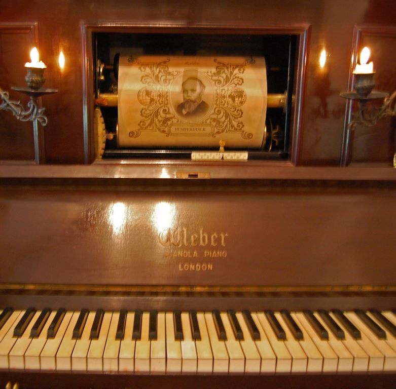 Pianola piano store